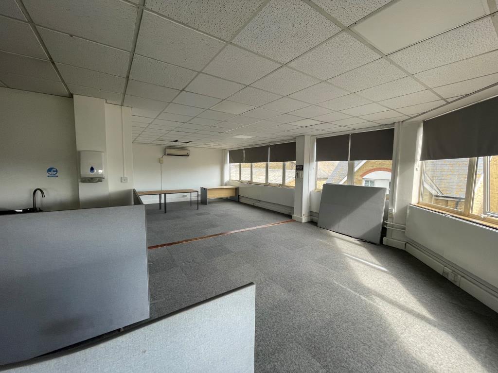Lot: 23 - SUBSTANTIAL FREEHOLD OFFICE PREMISES WITH CAR PARK IN PROMINENT LOCATION - Open plan office space
